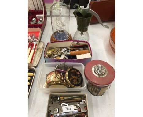 A QUANTITY OF VINTAGE COLLECTABLE ITEMS TO INCLUDE WATCHES, COMPACTS, PENS, LIGHTERS, BOTTLE OPENERS, ETC 