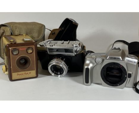 THREE VINTAGE CAMERAS - CASED KODAK BROWNIE FLASH IV, YASHICA MINISTER-D FITTED WITH 45MM LENS AND A MINOLTA DYNAX 40 BODY 