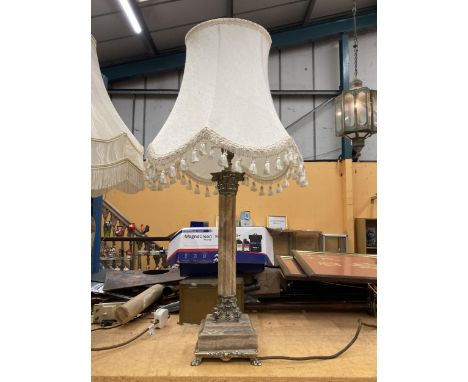 A VINTAGE OYNX AND GILT CORINTHIAN COLUMN TABLE LAMP AND SHADE 
