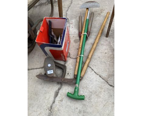 AN ASSORTMENT OF ITEMS TO INCLUDE MOLE GRIPS, A COBBLERS LAST AND GARDEN TOOLS ETC 
