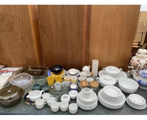 A LARGE ASSORTMENT OF CERAMIC AND GLASS ITEMS TO INCLUDE PLATES, BOWLS AND CUPS ETC 