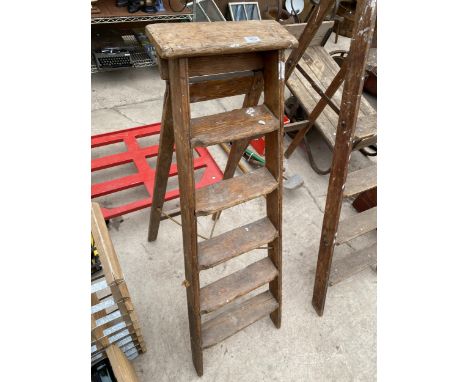 A VINTAGE FIVE RUNG WOODEN STEP LADDER 