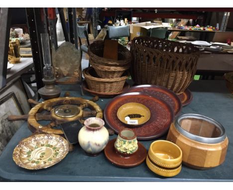 A MIXED VINTAGE LOT TO INCLUDE BRASS OIL LAMP, WICKER BASKETS, SHIPS WHEEL BAROMETER ETC 
