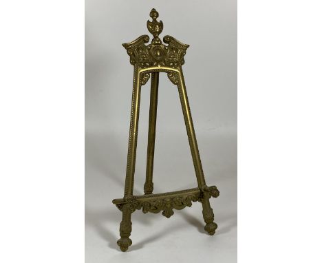 A VINTAGE BRASS ORNATE TABLE TOP EASEL, HEIGHT 31.5CM 