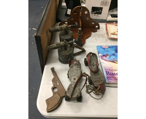 A MIXED VINTAGE LOT TO INCLUDE ROLLER SKATES, BLOW LAMPS, A TOY WOODEN GUN AND A MAHOGANY CORNER SHELF 