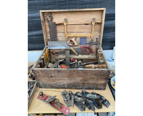 A LARGE VINTAGE WOODEN JOINERS CHEST TO INCLUDE AN ASSORTMENT OF TOOLS TO INCLUDE WOOD PLANES, CHISELS AND SAWS ETC 