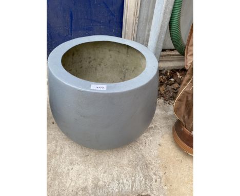 A LOW GREY CIRCULAR FIBRE GLASS PLANTER (H:32CM) 