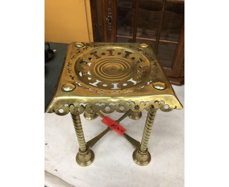 A VINTAGE BRASS FOOTMAN WITH TWISTED LEGS AND REGISTRATION NUMBER TO THE TOP, HEIGHT 24.5CM 