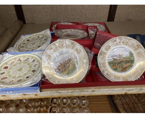 A GROUP OF BOXED CABINET PLATES, WEDGWOOD MILLENIUM, SPODE HUNTING SCENES ETC 