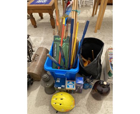 AN ASSORTMENT OF ITEMS TO INCLUDE AN OIL LAMP, CAMPING ITEMS AND GARDEN TOOLS ETC 