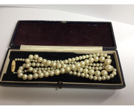 A SET OF VINTAGE PEARLS IN A PRESENTATION BOX 