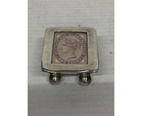 A SILVER TRINKET BOX WITH AN INLAID PENNY STAMP 