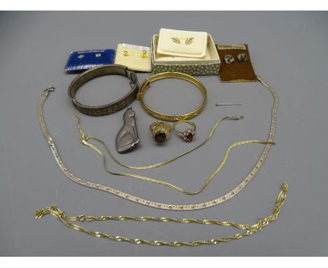 NINE CARAT GOLD, STERLING SILVER JEWELLERY SELECTION including two dress rings and an unmarked chased decorated bangle