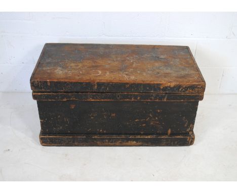 An antique pine carpenters trunk - length 95cm, depth 49cm, height 47cm