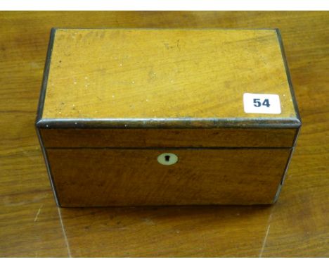 19TH CENTURY MAHOGANY TEA CADDY WITH MOTHER OF PEARL ESCUTCHEON 23CM
