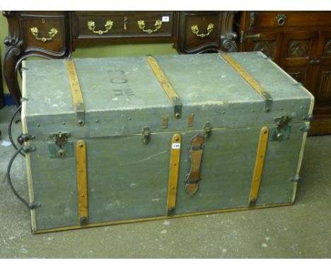 FINNIGANS LTD OF LONDON WOODEN BANDED STEAMER TRUNK WITH CARRY HANDLES 114CMX56CMX55CM
