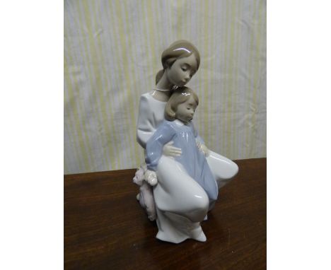 NAO DAYTIME SERIES FIGURE 'A BIG HUG' 20CM HIGH APPROX 