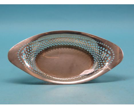 An oval pierced silver sweetmeat dish, Sheffield 1900, approx. 10.5oz.