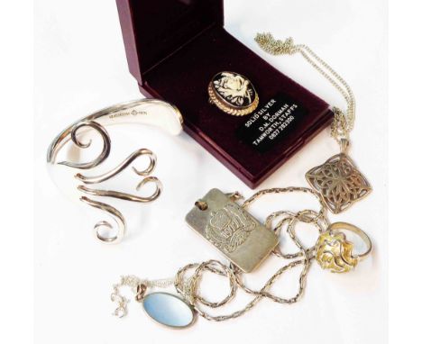 A bag containing silver and white metal jewellery including 1977 ingot pendant, boxed floral cameo brooch and plated fork pat