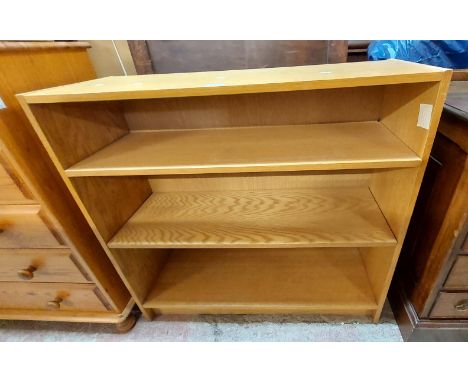 A 90cm light oak effect three shelf open bookcase