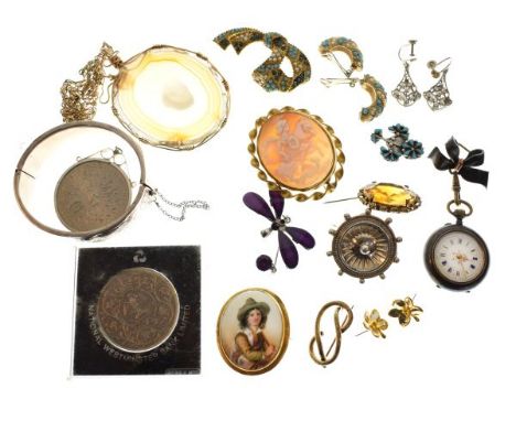Small quantity of jewellery including; engraved snap bangle, cameo brooch, agate pendant etc   Condition: 