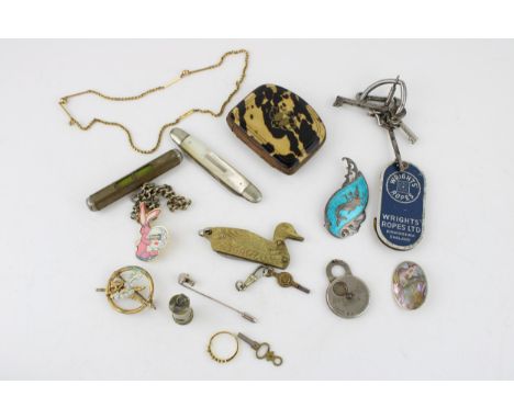 Jewellery to include a metal albert chain, a mother of pearl fruit knife, keys and others (Qty).