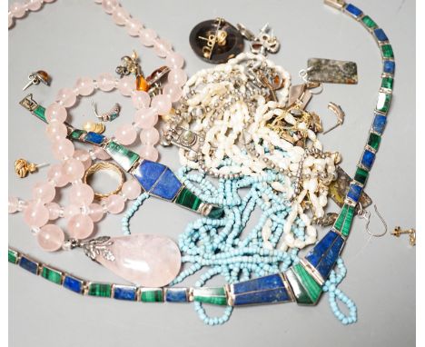 A mixed quantity of jewellery including 9ct gold band, 4 grams, a rose quartz necklace, a white metal, malachite and lapis la