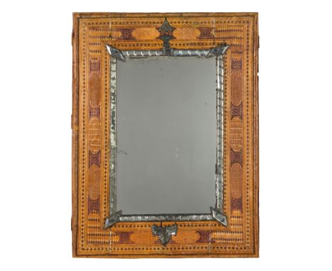 impianto rettangolare ornato da fitto decoro geometrico intervallato nella fascia da riserve mistilinee, cornice interna in v