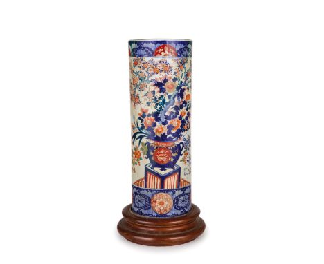 cilindrico e decorato con vasi fioriti su base in legno tornito; usure e restauriAlt. cm 70, larg. cm 32AN ORIENTAL CERAMIC V