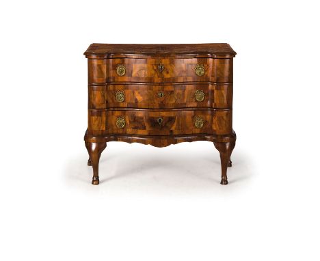 fianchi rettilinei e fronte mosso a tre cassetti, tablette estraibile sottopiano, grembiale e gambe sagomati; usure, rotture,