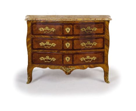 impianto sagomato, fronte a tre grandi cassetti decorati a riserve mistilinee, piano in breccia con bordo modanato, montature