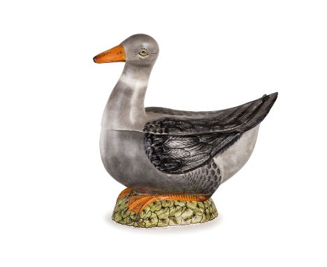in forma di anatre modellate naturalisticamente; poche usure, mancanze minoriAlt. cm 40, larg. cm 42A PAIR OF CERAMIC SOUP TU
