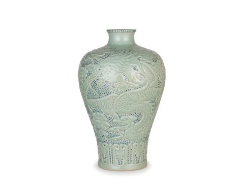 con decoro a rilievo di drago; poche usureAlt. cm 42,5, diam, cm 29AN ORIENTAL WHITE CERAMIC VASE; SLIGHTLY WORN