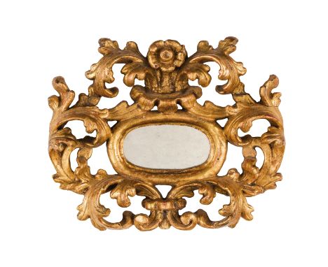 interno con specchio ovale (uno sostituito), ornate da ricco fregio con volute a ricciolo e traforate, fiore a centrare la ci