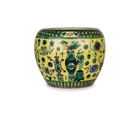 decorati con motivi diversi su fondo unito giallo; usure e difettiSegnature dipinteAlt. cm 30, larg. cm 36A PAIR OF CHINESE C
