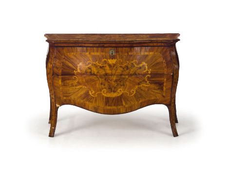 di impianto bombato e decorati con cartouches in legno chiaro e radica di noce, due grandi cassetti, quello inferiore con gre