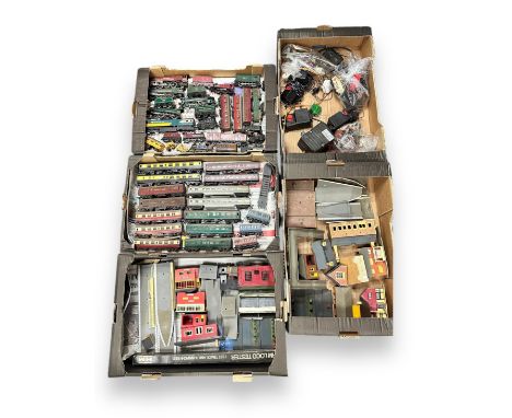 OO gauge unboxed collection, generally good plus to good fair, would benefit from light cleaning, with locomotives (13), coac