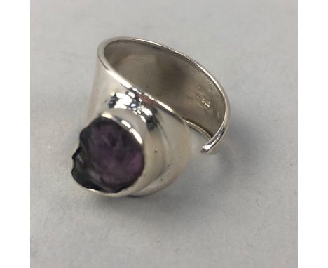 AMETHYST RING, with a rough amethyst of approximately 7.00 carats, marked 925, adjustable in size, size P and up