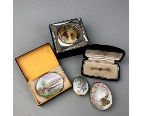 AMETHYST BROOCH, marked 9C, along with three handpainted brooches (4)