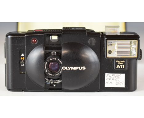 Olympus XA2 35mm compact camera with F-Zuiko 1:3.5 f=35mm lens, in original hard case with instructions