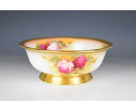Royal Worcester pedestal bowl decorated with roses, signed M Hunt, diameter 23cm