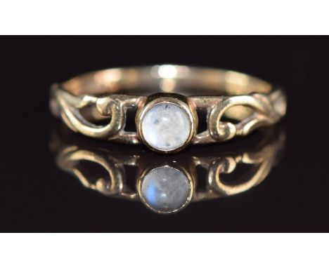 A 9ct gold ring set with a moonstone, 1.1g, size M