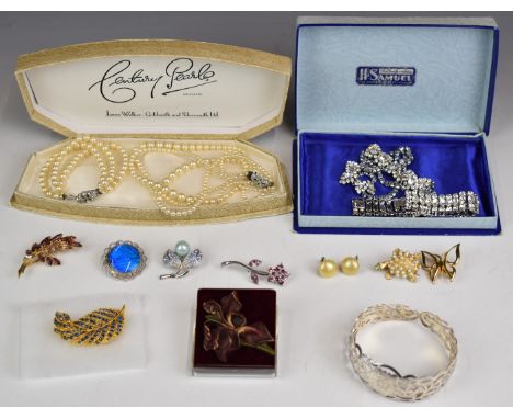 A collection of jewellery including silver bangle, diamant&eacute; bracelet and necklace, brooches, etc&nbsp;