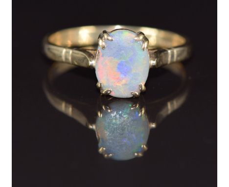 A 9ct gold ring set with an opal, 3.3g, size V