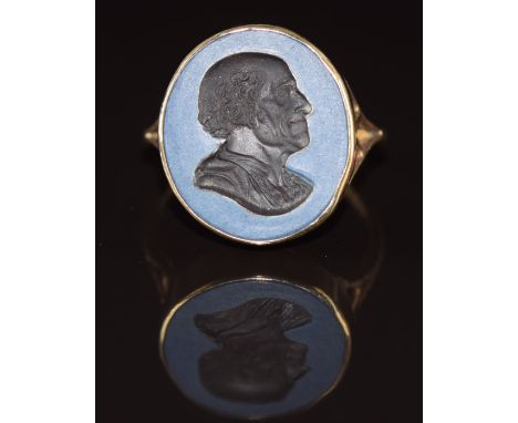 A 9ct gold ring set with a hardstone intaglio portrait, 6.2g, size Y