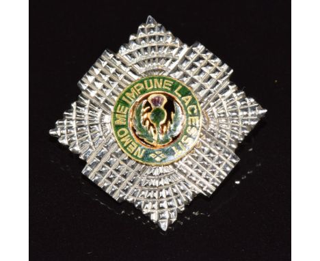 A 9ct white gold brooch set with an enamel plaque 'Nemo me impune lacessit' translating to 'No one provokes me with impunity'