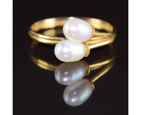 A 14k gold ring set with two freshwater pearls, 2g, size O