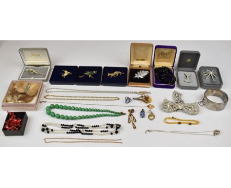 A collection of jewellery including brooches, section of 9ct gold signet ring (3.5g), 9ct gold brooch (0.6g), silver pendant,