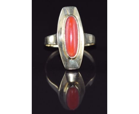 A 14k gold ring set with a coral cabochon, 3.6g, size M