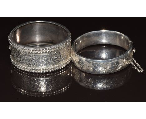 Edwardian silver bangle with engraved foliate decoration (Birmingham 1902) and another silver bangle, 88.6g&nbsp;